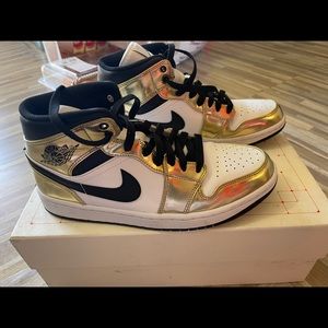 The Air Jordan 1 Mid SE 'Metallic Gold'